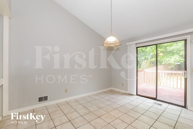 Photo - 1389 Millstream Trail NW