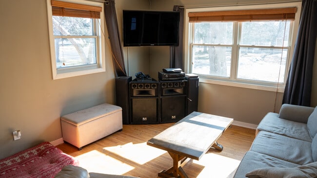 Sala de estar 3 - 5864 Quebec Ave N Unidad C- LL Bedroom 1 - Left