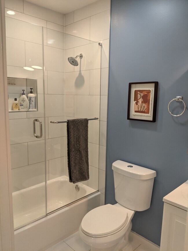 Primary Bathroom - 3931 9th St NE Unidad Brookland Condo  3