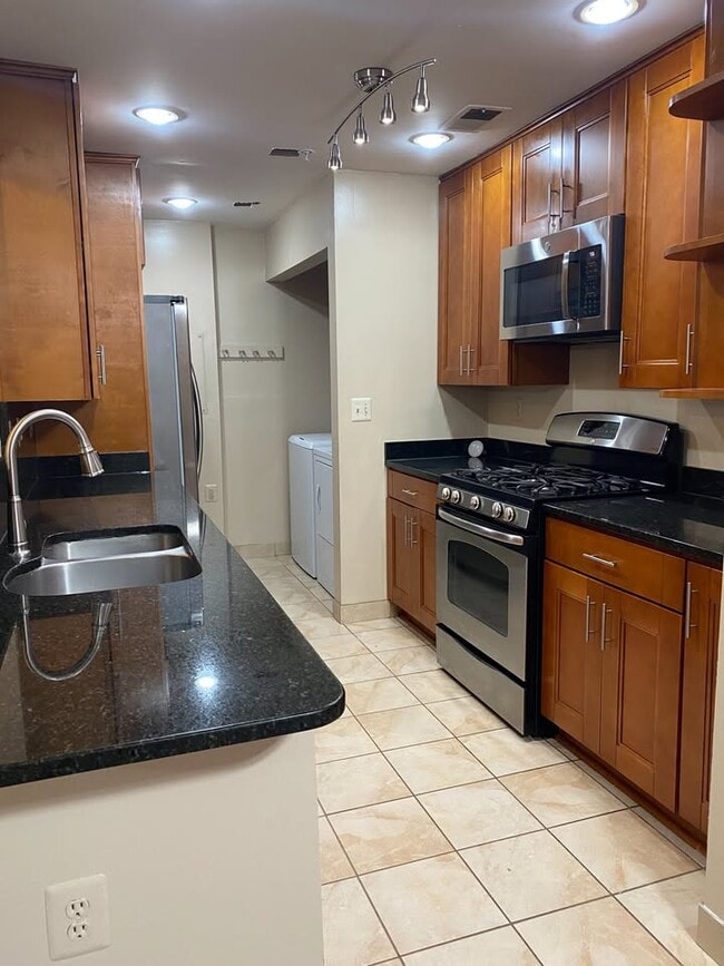 Kitchen - 10024 Vanderbilt Circle Unit 2
