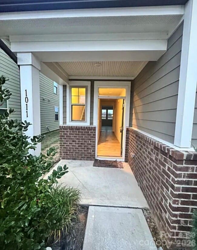 Photo - 1011 Maylen Trce