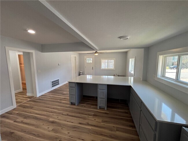 Photo - 118 E Spring St