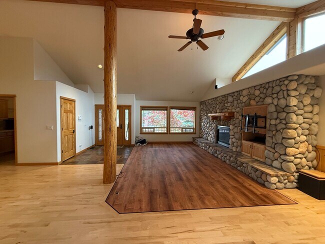 Photo - Beautiful 3 Bed/2 Bath Single Family Home in Awbrey Butte Neighborhood