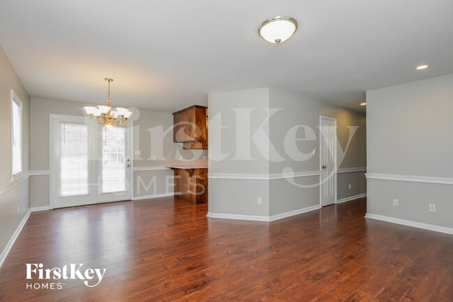 Photo - 835 Millon St