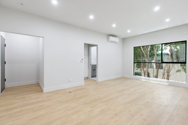 7223-7229 Willoughby