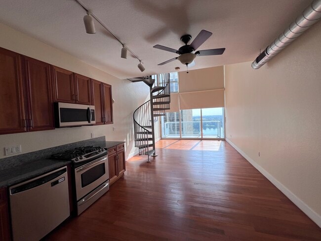 Building Photo - 150 E Robinson St Rental