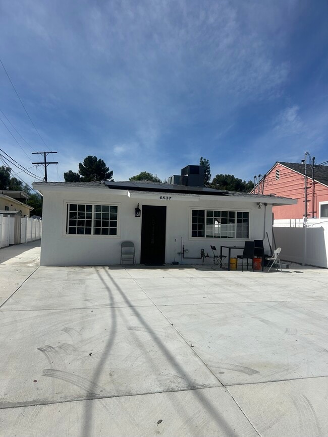 Beautiful 3 bedroom and 2 1/2 bathroom - 6537 Valjean Ave Unit 6537 Valjean Ave van Nuys