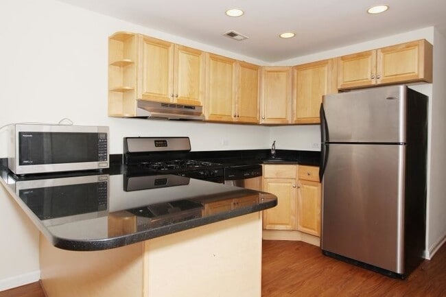 Building Photo - 3216 N Racine Ave Unit G1