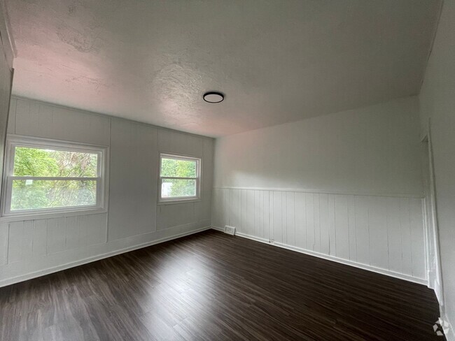 Building Photo - AVAILABLE May - Spacious 3 Bedroom Home w/...