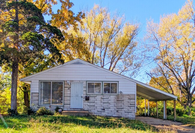 Photo - 277 Roderick Dr