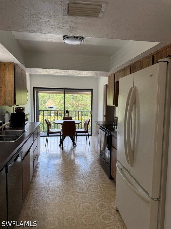 Building Photo - 576 Retreat Dr Unit 201