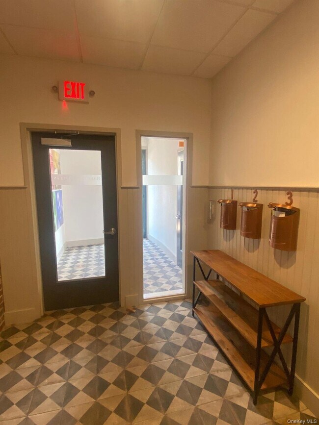 587 E Main St Unit 2