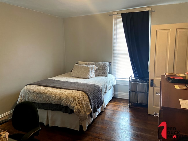Bed 1 - 1109 Brown St Apartments Unit 1109 1/2 Brown