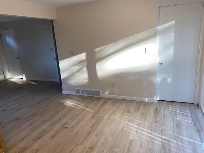 Photo - 2218-20-2220 Midland Dr