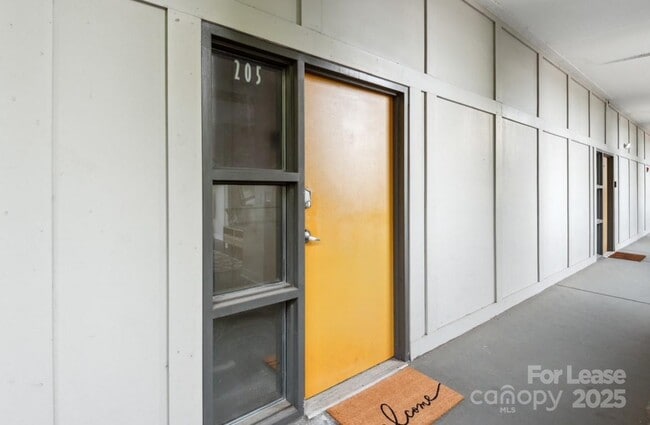 Photo - 514 W 10th St Unidad 205