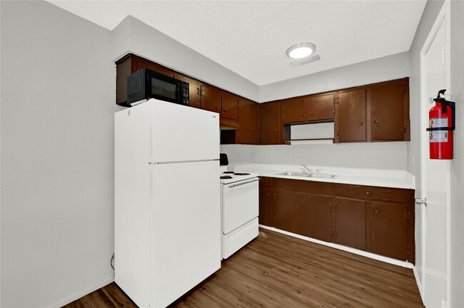 Building Photo - 1711 Wichita St Unit 14