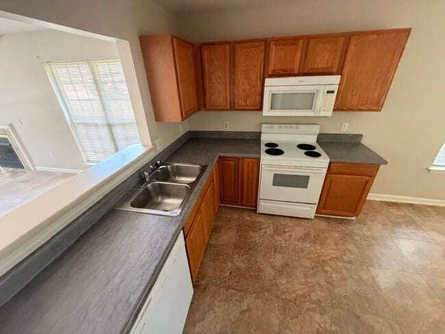 Photo - Beautiful and spacious! Ready for move in!