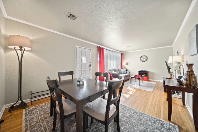 1206 Oakwood Dr