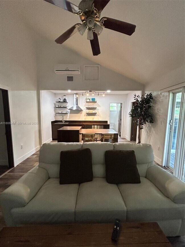 Building Photo - 1531 NE 35th St Unit 3