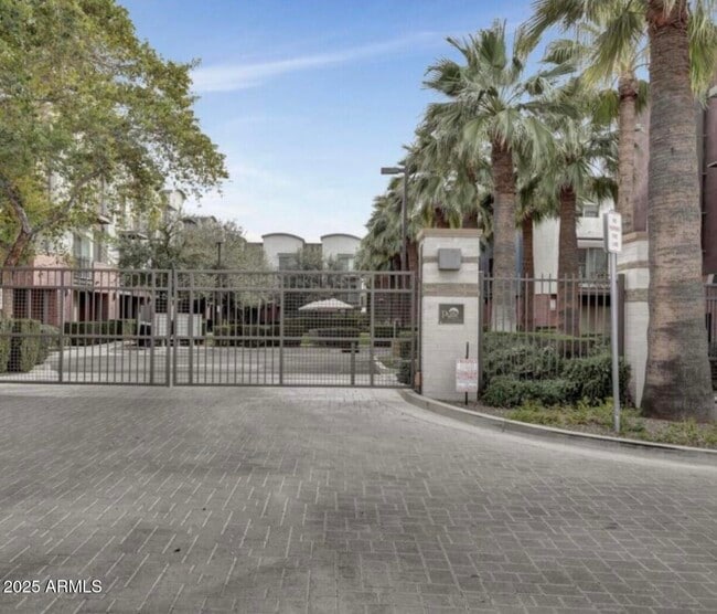 Photo - 525 W Lakeside Dr