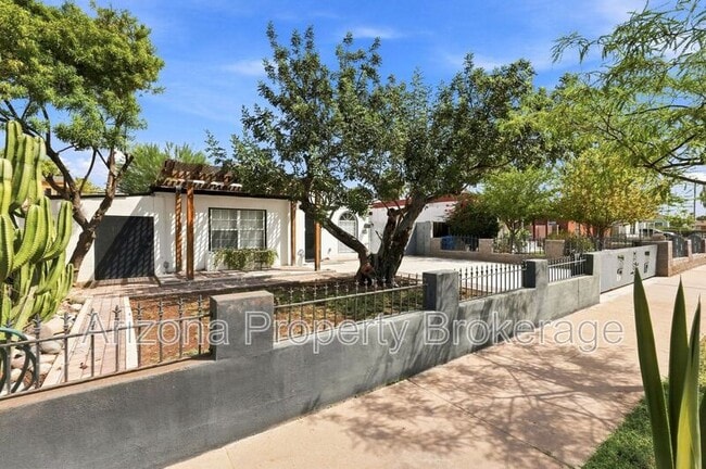 Building Photo - 1128 E Almeria Rd