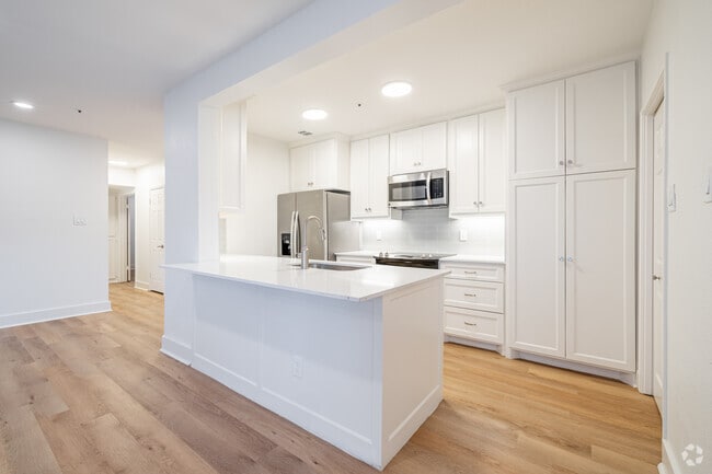 2BR, 2BA - 1,300SF - Kitchen - Parke at UP