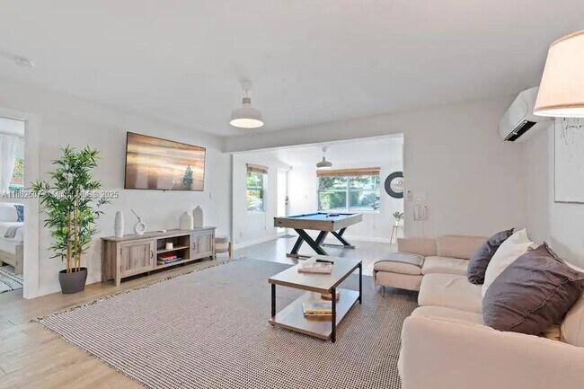 Photo - 300 SW 23rd St Apartment Unit 2