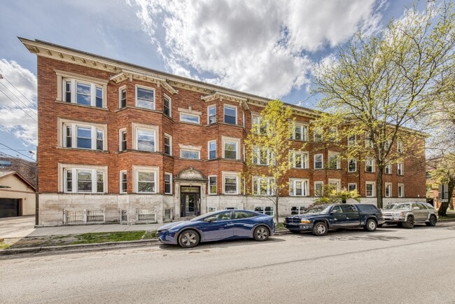 Photo - Garden unit: Renovated 1 bed in Logan Square - Now Leasing! Unidad 3225-G