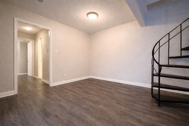 Photo - 600 Price Dr