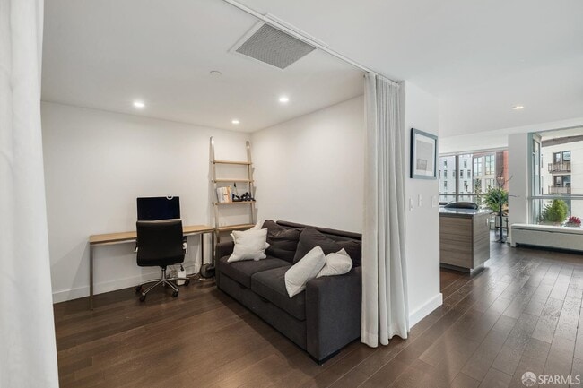 Photo - 708 Long Bridge St