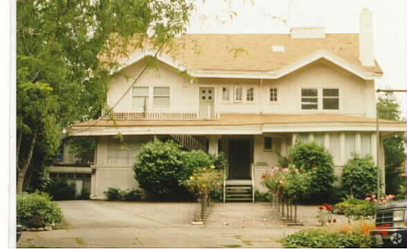 Photo - 2720 Elmwood Ave