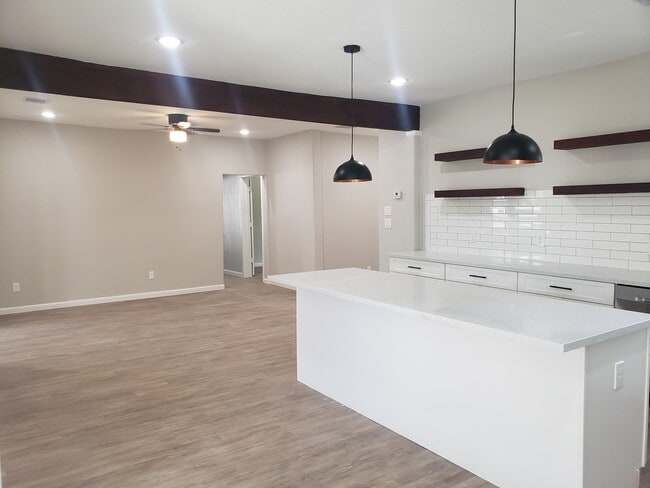 Se abre a la sala de estar. - 936 W Austin St