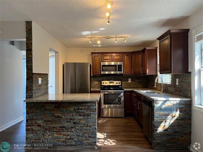 Building Photo - 317 SE 11th Ave Unit C Rental