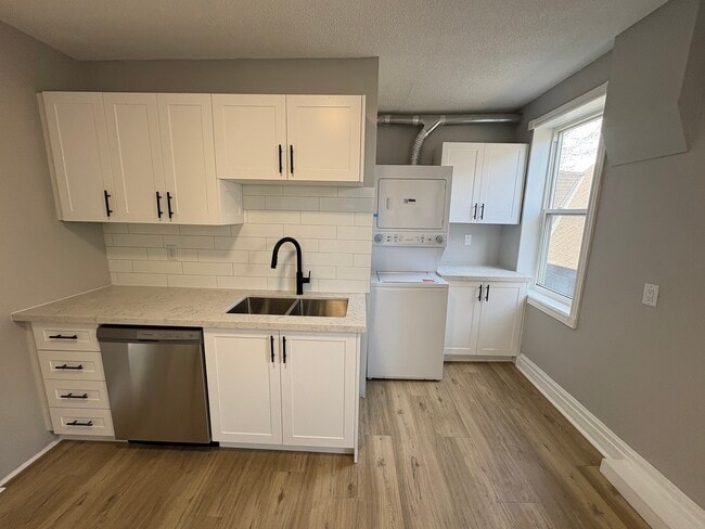 Photo - Renovated 2 Bedroom on Locke St South Unité 5