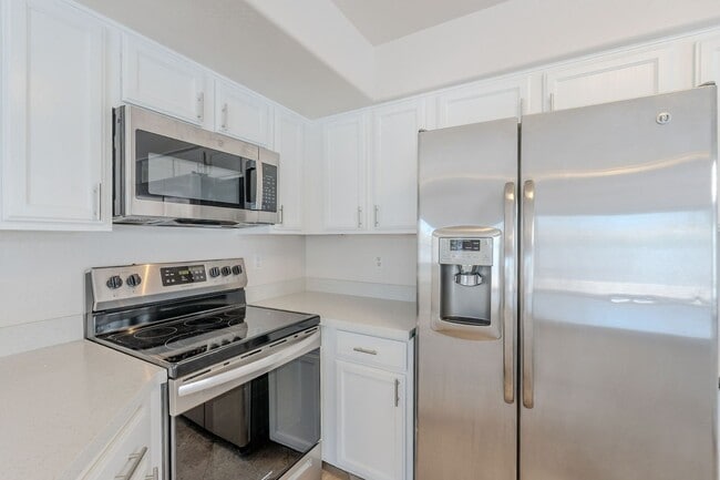 Spacious 5-Bedroom Home with Loft in Prime... - Spacious 5-Bedroom Home with Loft in Prime...