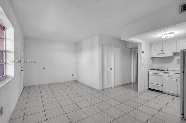 Photo - 1330 W 54th St Unit 302C