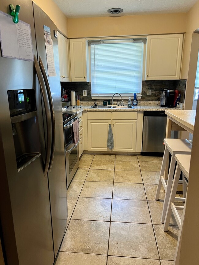Kitchen - 1025 Carolina Rd Unit DD1