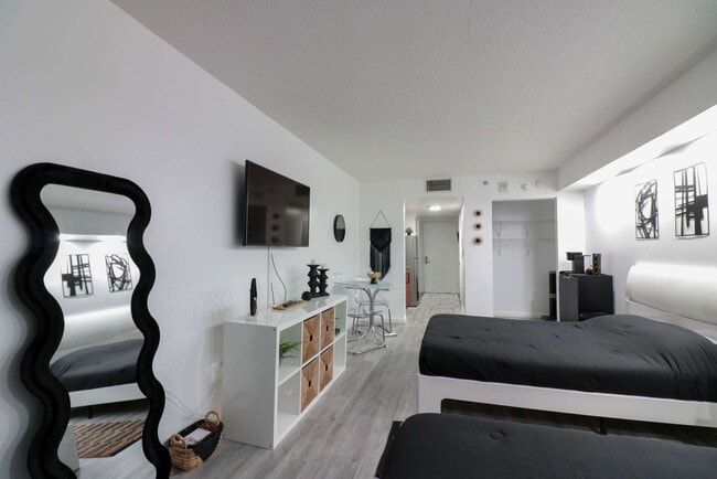 Building Photo - 1 SE 12th St Unit FL26-ID1294663P Rental