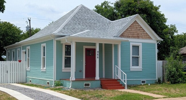 Building Photo - 966 E Pulaski St