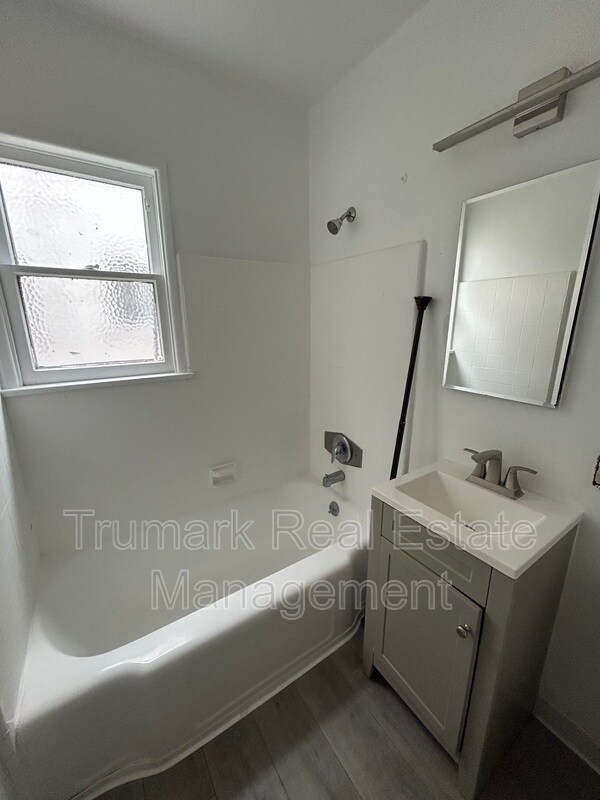 Photo - 106 E Randolph St