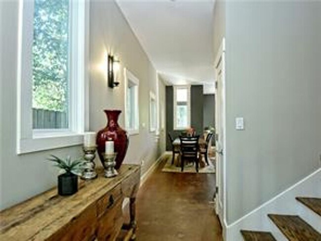 Photo - 804 E 47th St