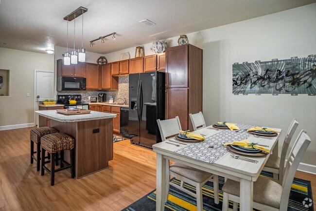 2BR, 2BA - 1,271SF - Dining Room - Blue Heron Living Apartment Homes
