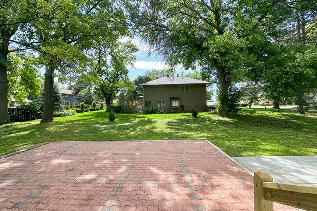 Photo - 922 N 122nd St