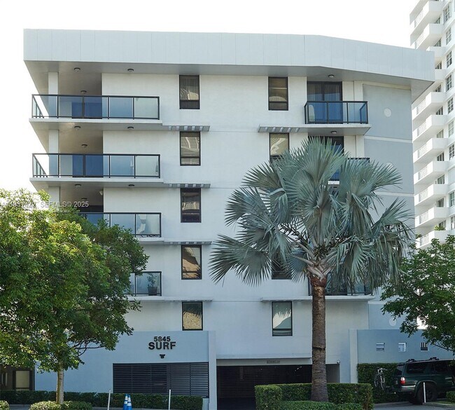 Building Photo - 5845 Collins Ave Unit 304