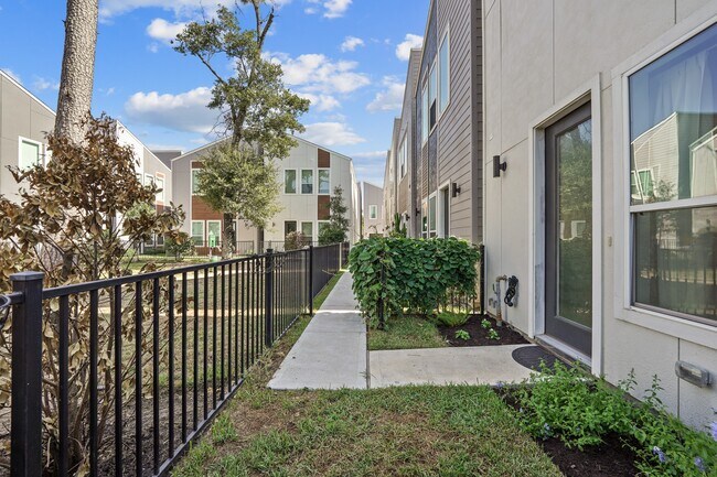 Photo - 594 Janisch Rd