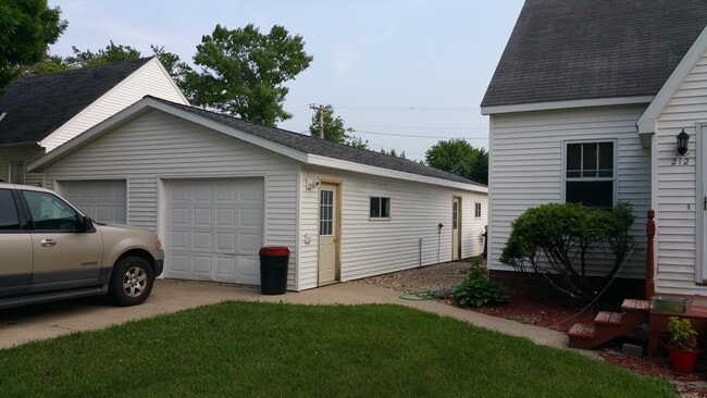 Photo - 212 Brown St W