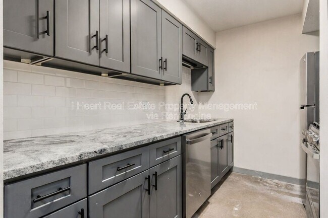 Photo - 2085 W Broad St Unidad 209