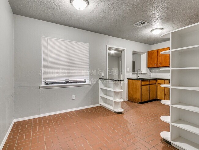 Photo - 409 E Hill Dr