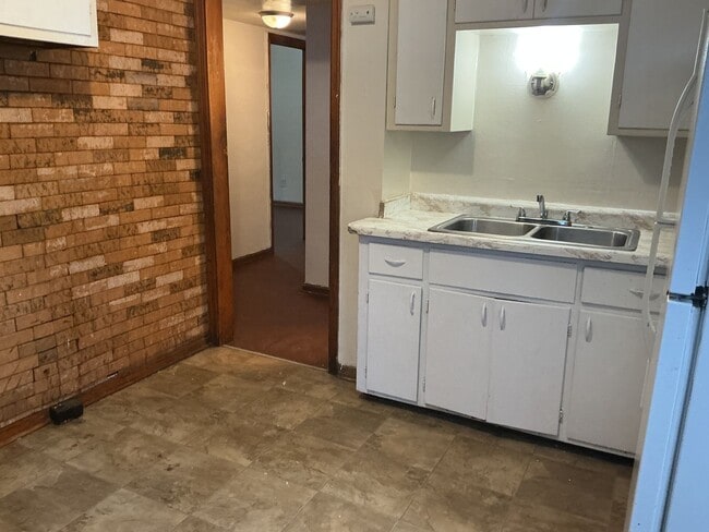 Building Photo - 4612-14 N 46th St Unit lower