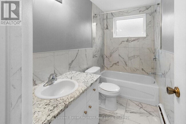 Photo - 8 Delaware Ave Unité 1